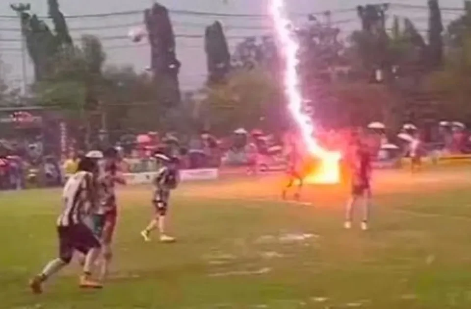 Futbolista muere tras ser alcanzado por un rayo en pleno partido; el impactante momento quedó grabado