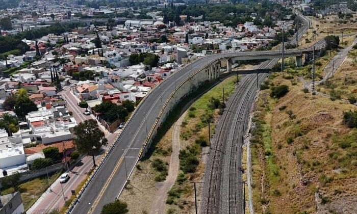 Padres recorren 100 kilómetros con su hijo sin vida en la parte trasera del auto; pensaban que dormía