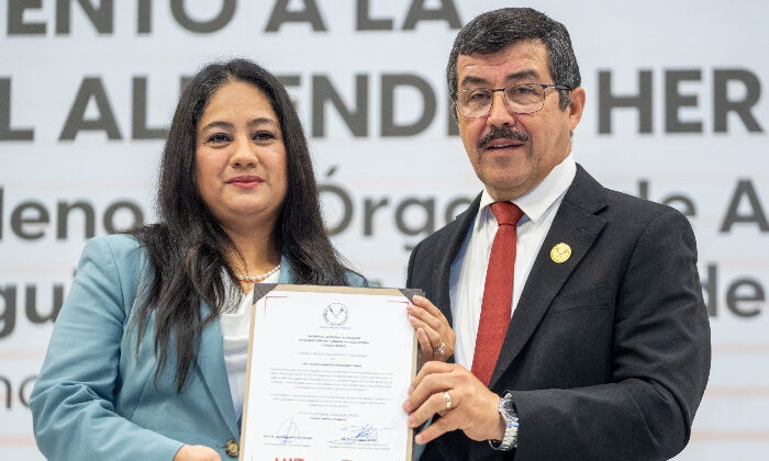 Reconoce UAT trayectoria de distinguida egresada
