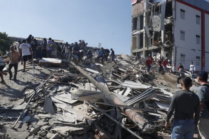 Colombia queda devastada por terremoto de 7.4; reportan 132 muertos y más de 570 heridos