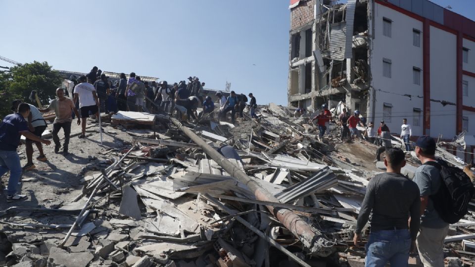 Colombia queda devastada por terremoto de 7.4; reportan 132 muertos y más de 570 heridos