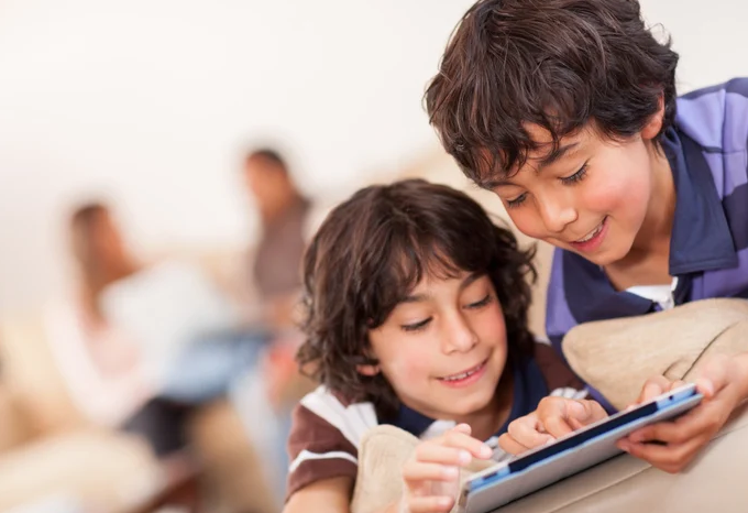 ¿Adiós a los celulares en las escuelas? Más de un millón de maestros decidirán su futuro en las aulas