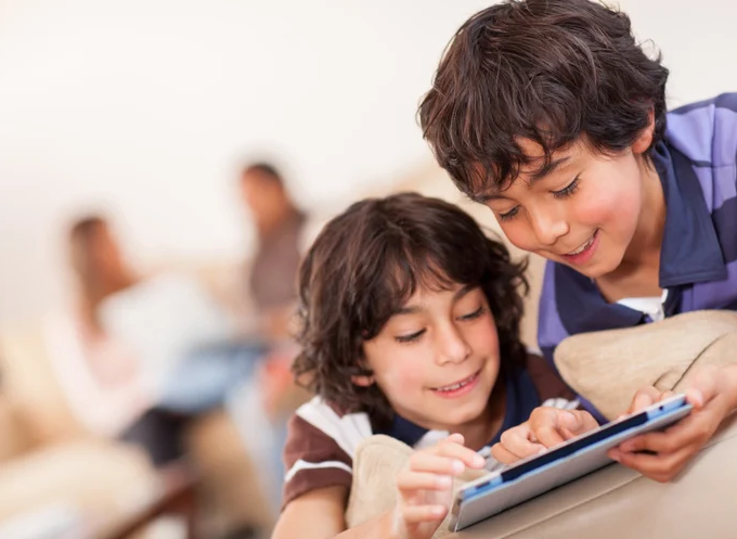 ¿Adiós a los celulares en las escuelas? Más de un millón de maestros decidirán su futuro en las aulas