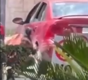 VIDEO: Mujer destroza auto de su expareja en Monterrey y le escribe “INFIEL”