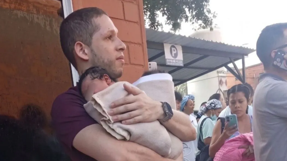 Pediatra pone a salvo a 10 bebés durante fuerte sismo en Colombia