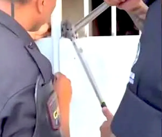 Policía rescata a mujer encadenada por su exnovio en Brasil