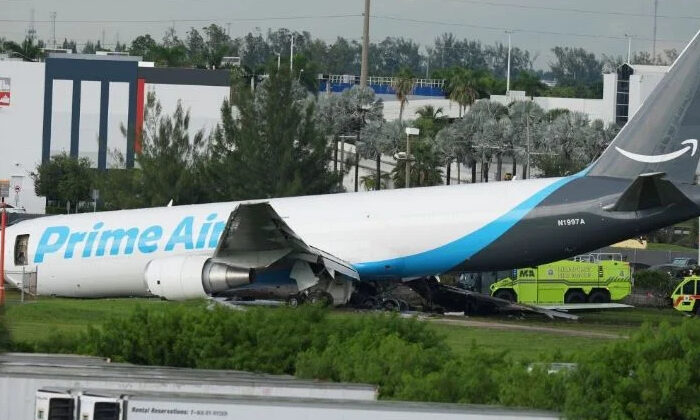 Avión de Amazon impacta vehículos y se incendia en Miami; reportan 5 muertos