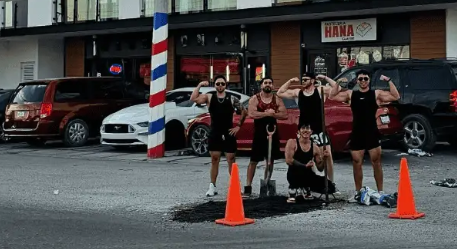 Entrenadores de gimnasio de Matamoros salió a tapar el bache que tenía enfrente 