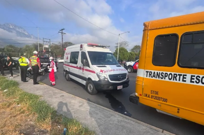 ¡Salió disparada! Niña de 10 años cae de transporte escolar en Monterrey