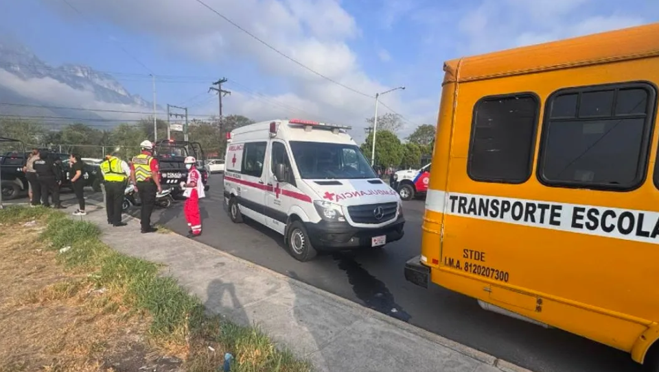 ¡Salió disparada! Niña de 10 años cae de transporte escolar en Monterrey