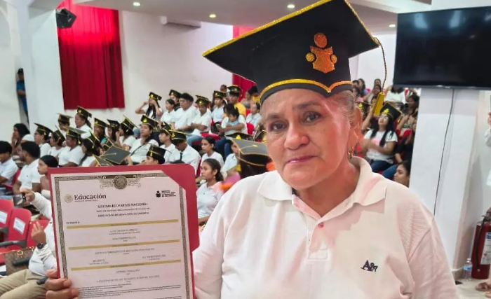 A sus más de 60 años termina la secundaria y ahora va por la preparatoria en Tamaulipas