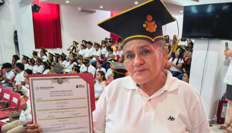 A sus más de 60 años termina la secundaria y ahora va por la preparatoria en Tamaulipas