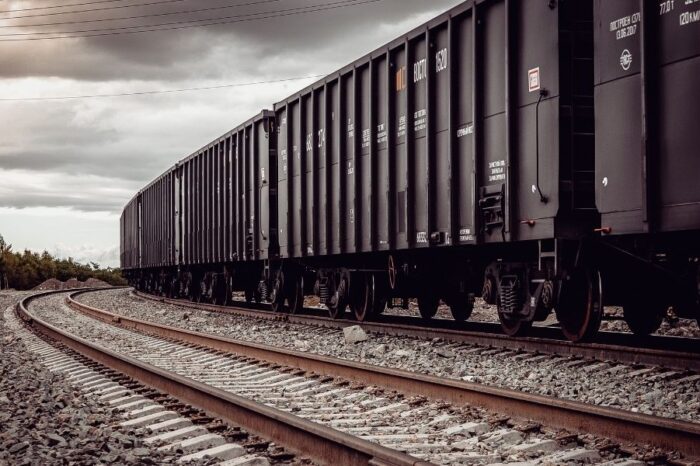 🚨 ¡Pudieron morir! Hallan a 8 migrantes, incluido un niño, atrapados en vagón de tren en Texas