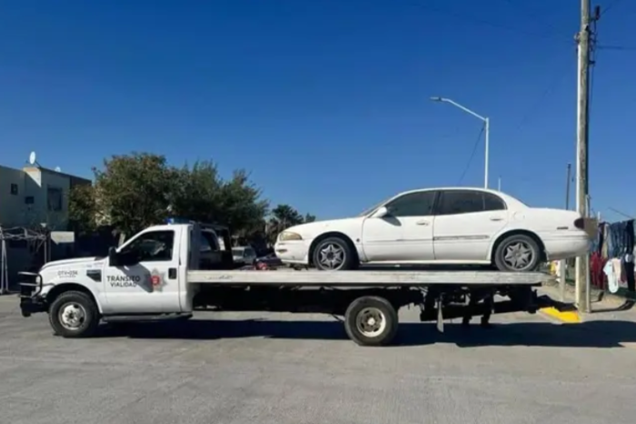 ¡Se acabó el estacionamiento gratis! Van por los carros abandonados