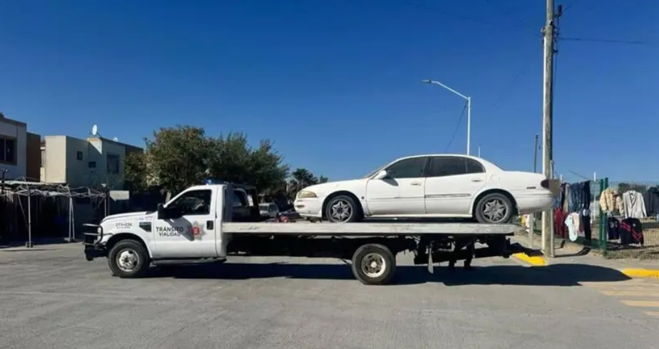 ¡Se acabó el estacionamiento gratis! Van por los carros abandonados