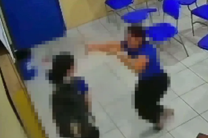 Vídeo: Alumna ataca con un cuchillo a su profesora