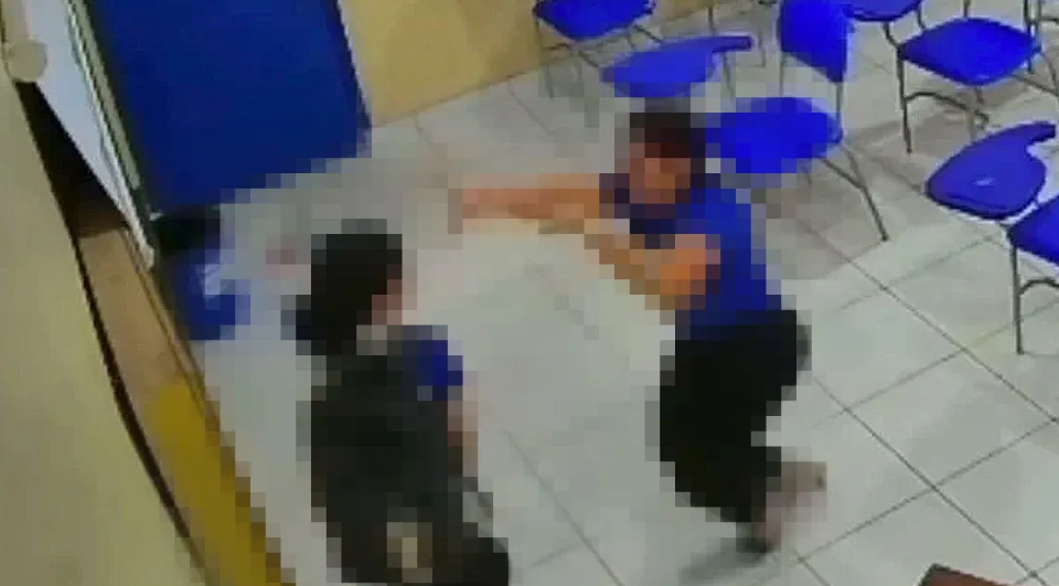 Vídeo: Alumna ataca con un cuchillo a su profesora