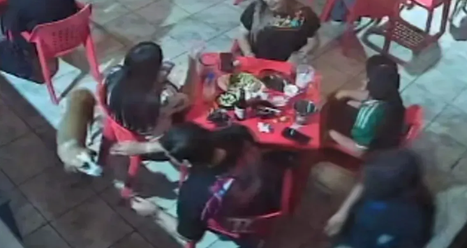 Le prometió comida a un perro y le exprimió un limón en los ojos; taquería lo veta