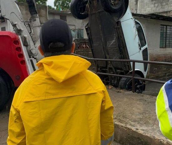 ¡La corriente se llevó su auto! Joven queda al borde de la tragedia por las lluvias en Tamaulipas