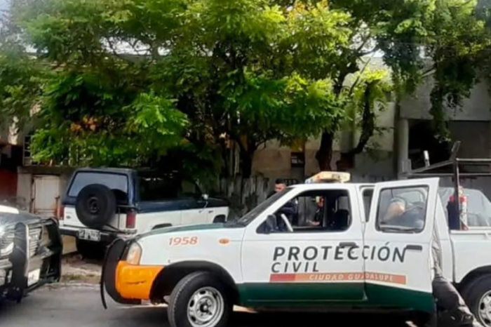 ¡No podía moverse! Rescatan a abuelita de 80 años junto a su esposo sin vida