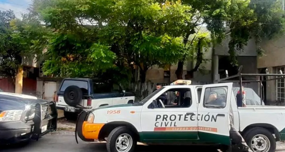 ¡No podía moverse! Rescatan a abuelita de 80 años junto a su esposo sin vida