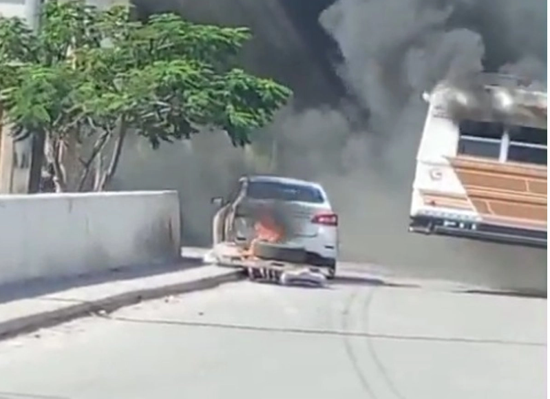 Muere hombre al chocar contra vehículo quemado durante bloqueos en Matamoros