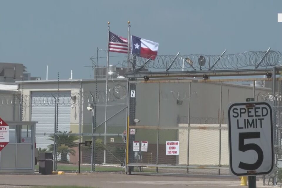 Muere mexicano bajo custodia de ICE en centro de procesamiento de Laredo