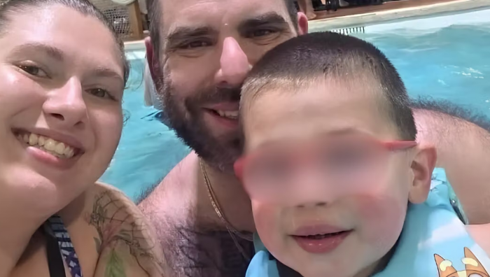 Mamá es acusada de apuñalar y matar a su esposo e hijo de 3 años en EU